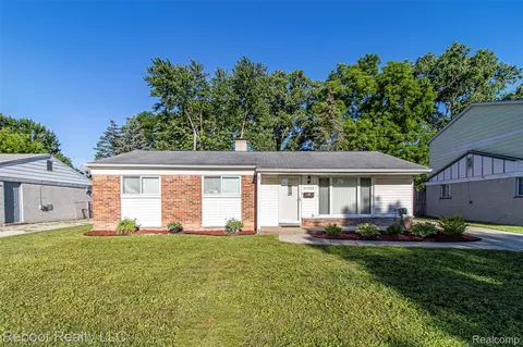 32339 Chalfonte Dr, Warren, MI 48092