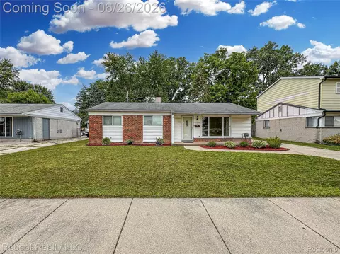 32339 Chalfonte Dr, Warren, MI 48092