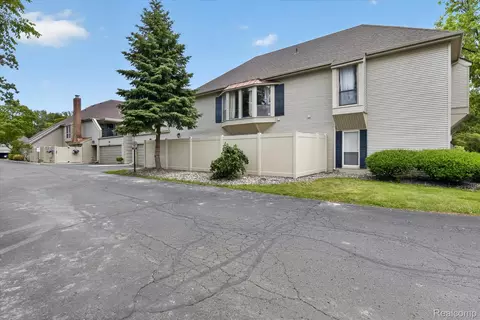 8127 Colony Dr #21, Grosse Ile, MI 48138