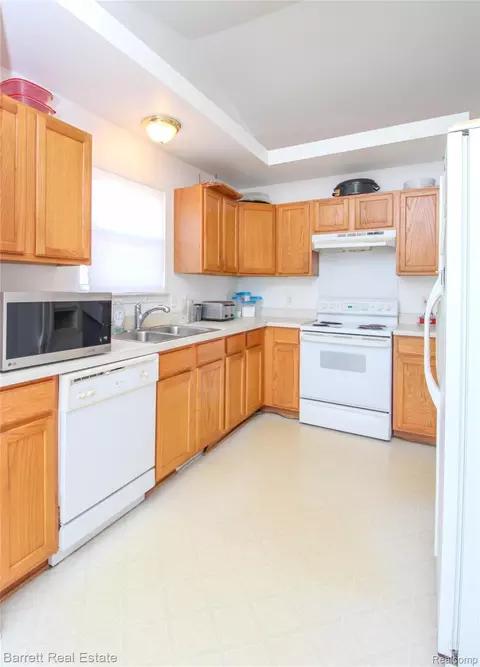 Kitchen - 39119 Clocktower Dr, Romulus, MI 48174 photo 2 of 2
