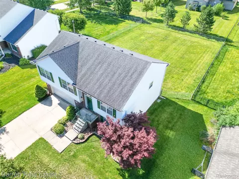 View/Area - 39119 Clocktower Dr, Romulus, MI 48174 photo 6 of 10