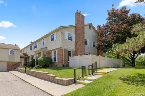 21204 W Glen Haven Cir, Northville, MI 48167