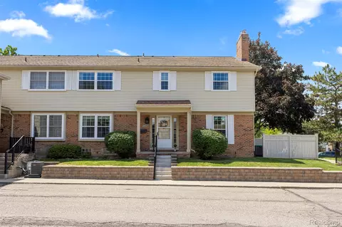 21204 W Glen Haven Cir, Northville, MI 48167