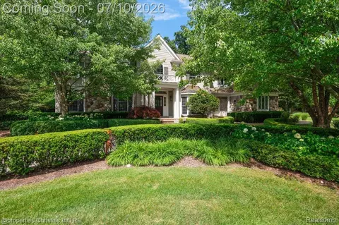 937 Mitchell Ct, Bloomfield Hills, MI 48304