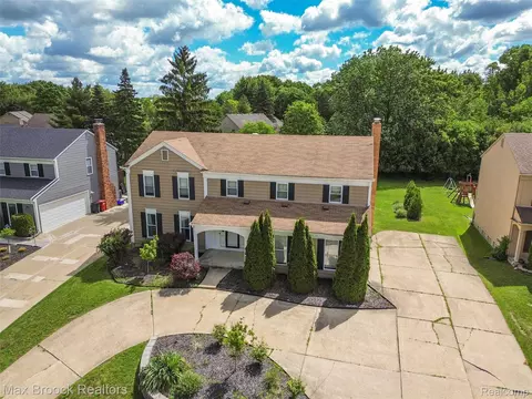 5484 Kingsfield Dr, West Bloomfield, MI 48322