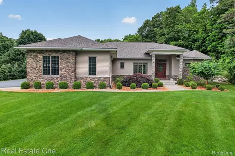 1161 Oakwood Rd, Brandon, MI 48462