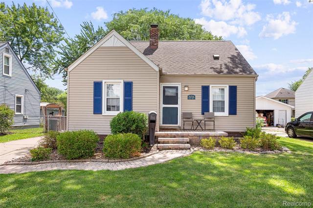 21726 Alger St, Saint Clair Shores, MI 48080