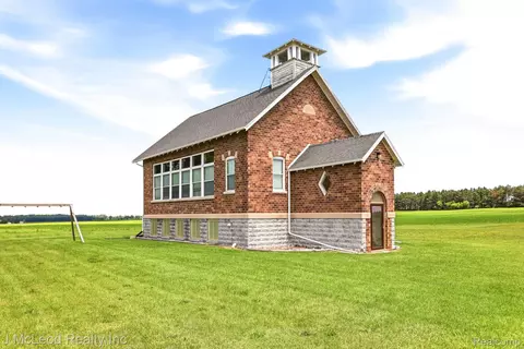 2515 E Akron Rd, Ellington, MI 48723