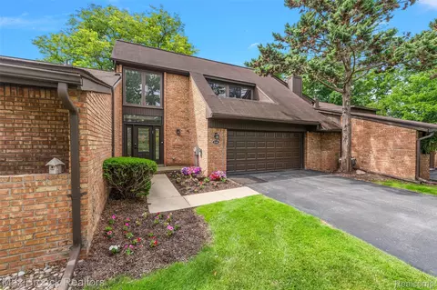 2141 Bordeaux St, West Bloomfield, MI 48323