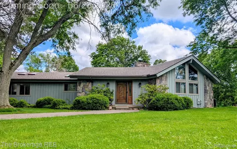 8475 Knox Rd, Springfield, MI 48348
