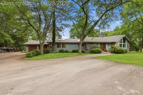 8475 Knox Rd, Springfield, MI 48348