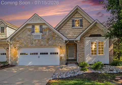15744 Hunters Grv, Livonia, MI 48154