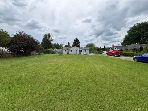 615 Senecal St, Fenton, MI 48430