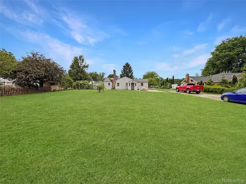 615 Senecal St, Fenton, MI 48430