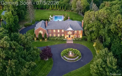 4885 N Harsdale Rd, Bloomfield Hills, MI 48302
