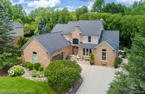 3790 Deer Springs Dr, Oakland, MI 48306