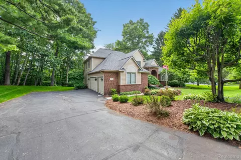 5079 Pinewood Dr, Genoa, MI 48116