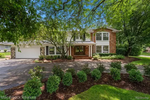 4525 Valleyview Dr, West Bloomfield, MI 48323