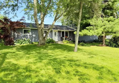 1125 Dolane Dr, White Lake, MI 48383