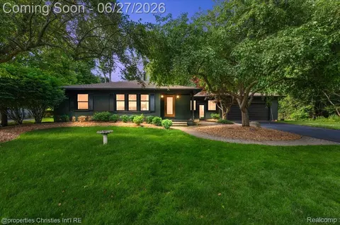 27331 Gardenway Rd, Franklin, MI 48025