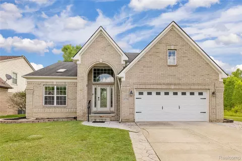 20798 Oak Ridge Dr, Clinton Township, MI 48036
