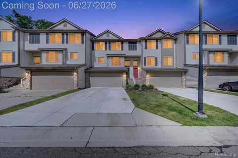 217 Oak Ridge Dr, Pontiac, MI 48341