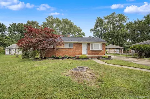 15516 Green Lane Ave, Livonia, MI 48154