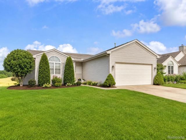 731 Berkshire Dr, Saline, MI 48176
