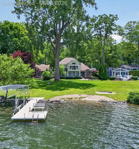 3478 Lexington Rd, Waterford, MI 48328