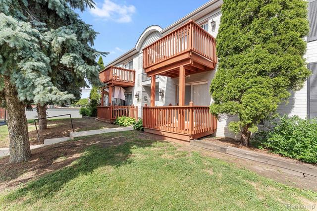 1714 Fort St, Trenton, MI 48183