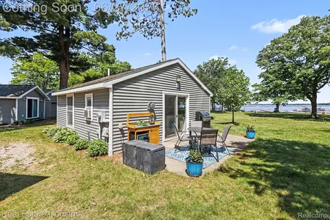 80 Locust Ln, Cadillac, MI 49601