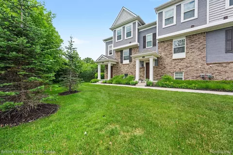 4923 Treeside Ln, Troy, MI 48098