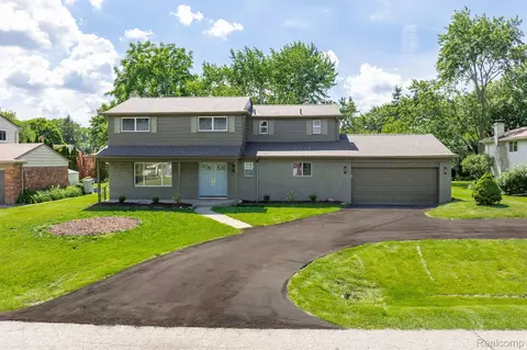6780 Lee Crest Dr, West Bloomfield, MI 48322