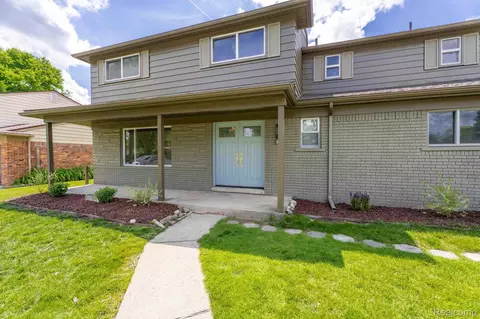 6780 Lee Crest Dr, West Bloomfield, MI 48322