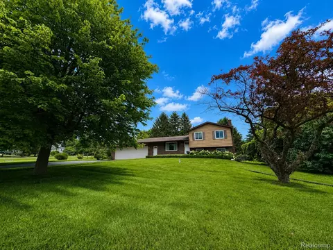977 Mary Dr, Lapeer, MI 48446