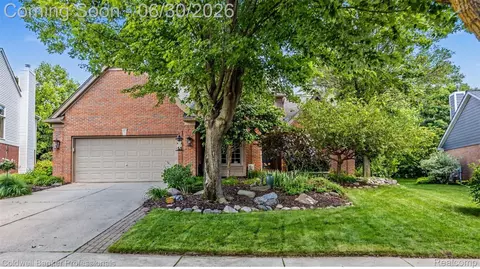 1085 Bloomview Cir, Rochester, MI 48307