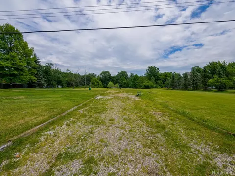 8805 Cogswell St, Romulus, MI 48174