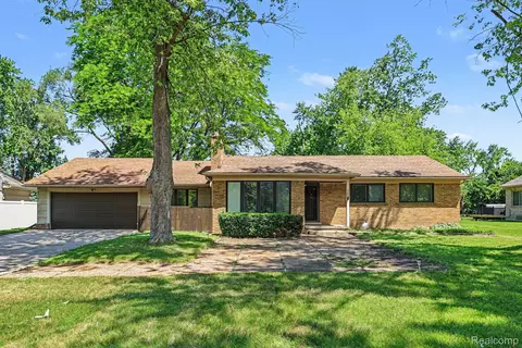 2360 Pineview, West Bloomfield, MI 48324