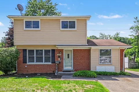 30203 S Stockton Dr, Farmington Hills, MI 48336