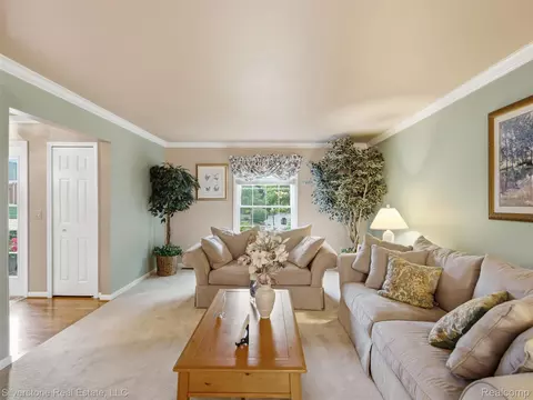 Living - 6577 Edith Ct, Troy, MI 48085 photo 6 of 7