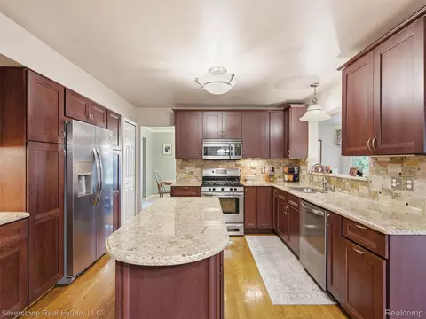 Kitchen - 6577 Edith Ct, Troy, MI 48085 photo 3 of 7