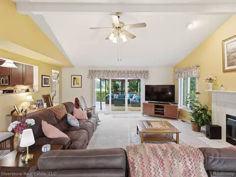 Living - 6577 Edith Ct, Troy, MI 48085 photo 4 of 7