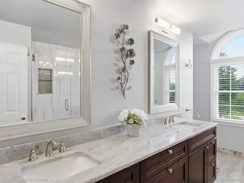 Bath - 6577 Edith Ct, Troy, MI 48085 photo 4 of 6