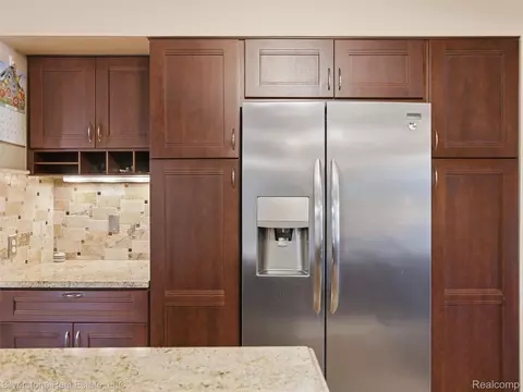 Kitchen - 6577 Edith Ct, Troy, MI 48085 photo 7 of 7