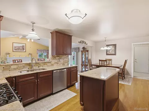 Kitchen - 6577 Edith Ct, Troy, MI 48085 photo 5 of 7