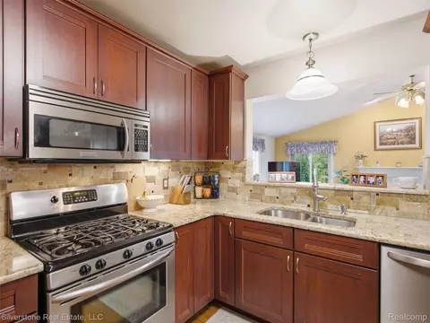 Kitchen - 6577 Edith Ct, Troy, MI 48085 photo 6 of 7