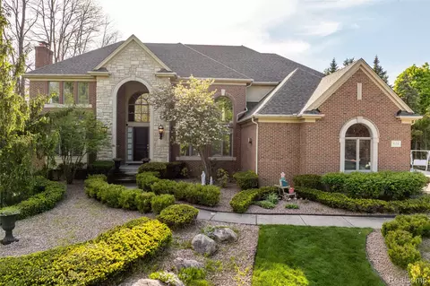 5173 Serena Dr, Troy, MI 48098