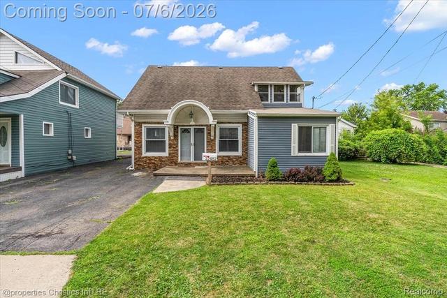 22482 Beach St, Saint Clair Shores, MI 48081