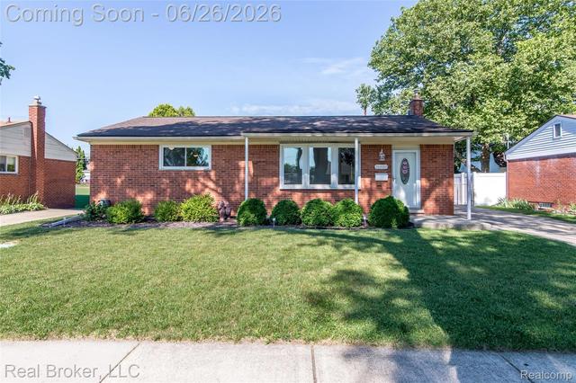 15009 Houghton St, Livonia, MI 48154