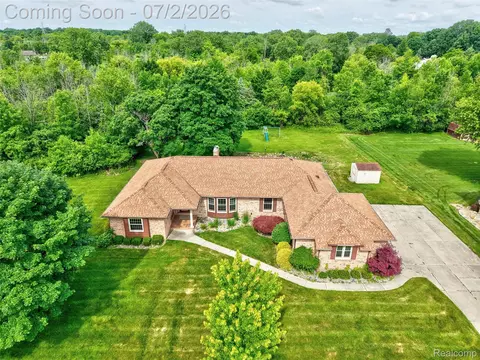 1225 Old Timber Trl, Flint, MI 48532